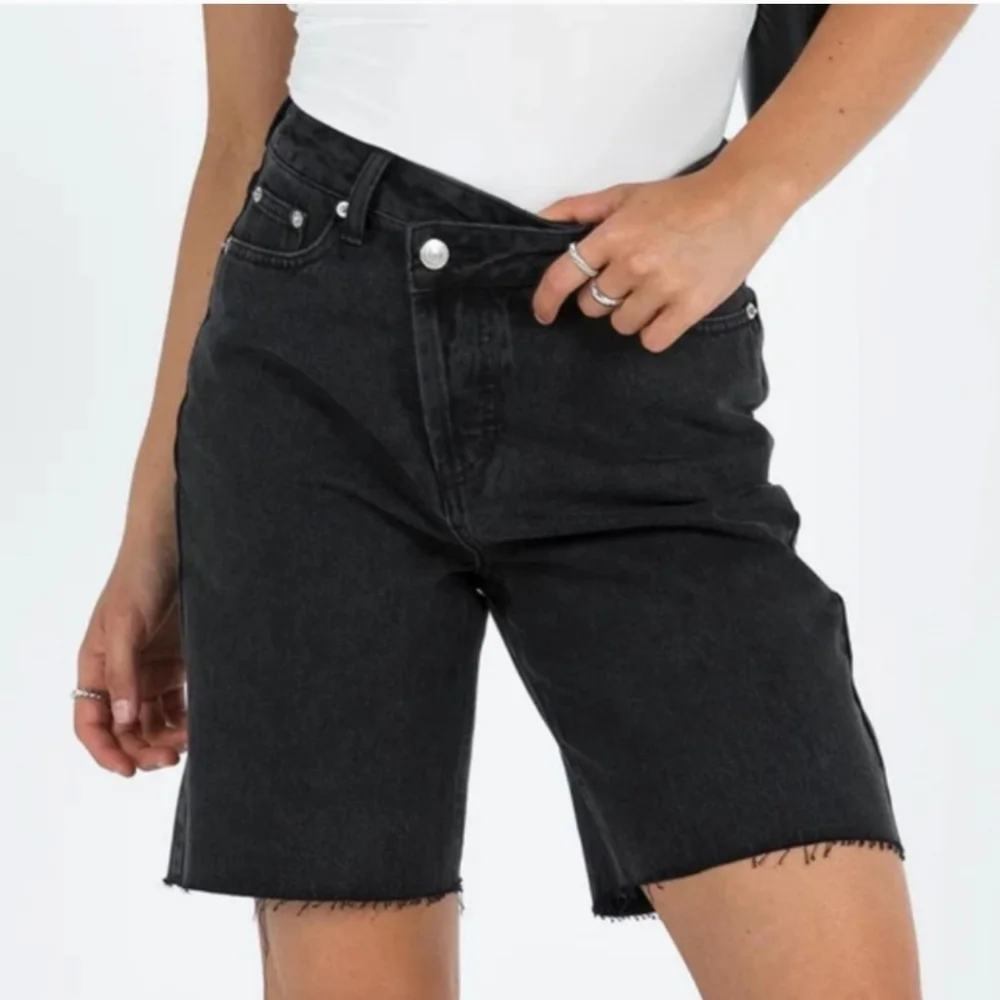New Princess Polly Recycled Cotton Blend Xena Long Black Denim Shorts Size 4